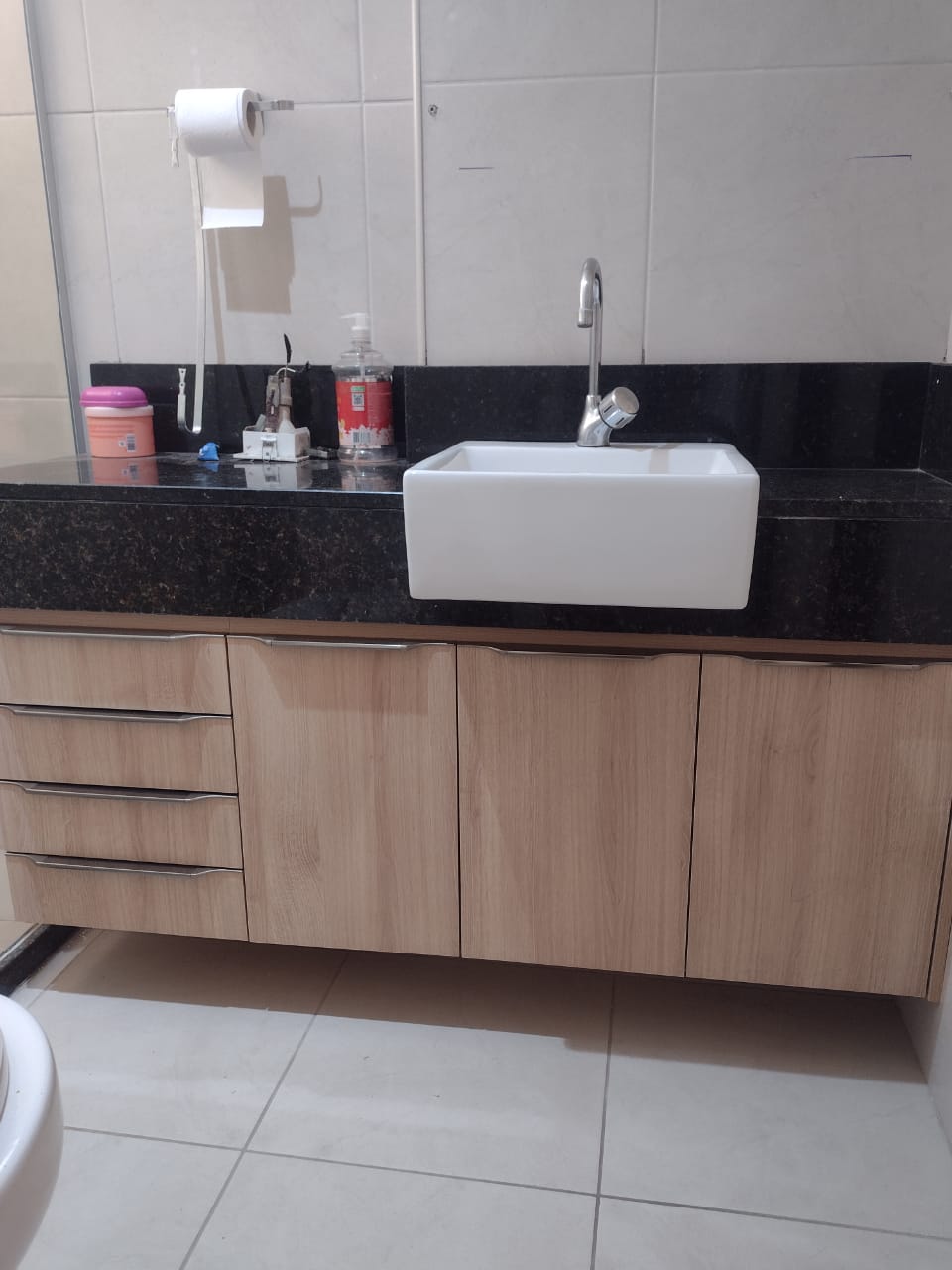 Banheiro com bancada de granito e cuba de apoio