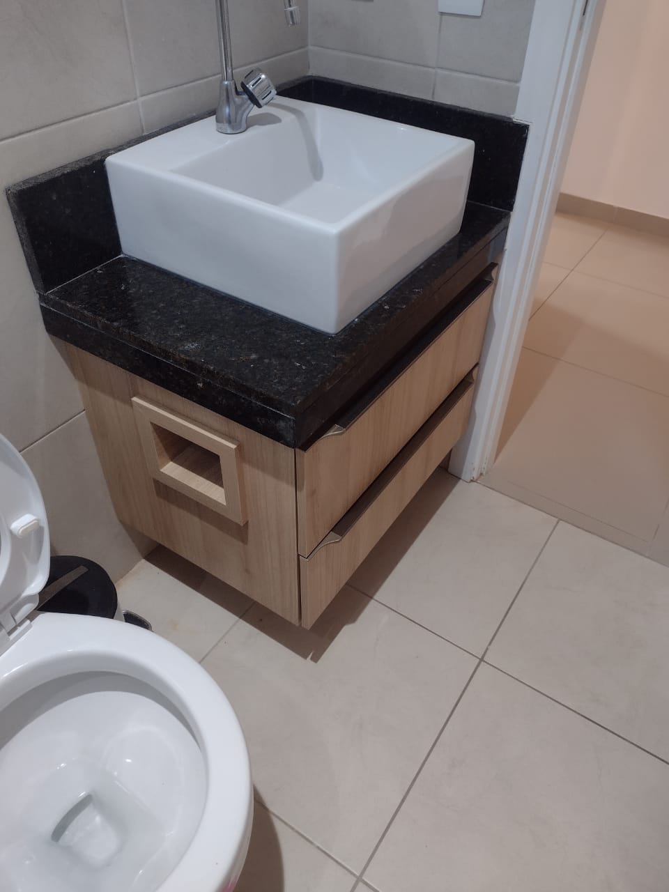 Lavabo com cuba quadrada e gabinete de madeira